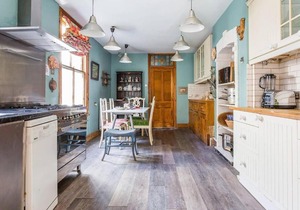 Traditional and Colourful 2BR Garden Flat in Parsons Green
