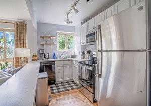 Tranquil 2BR downtown condo, Parking, King bed