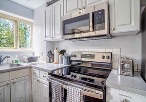 Tranquil 2BR downtown condo, Parking, King bed