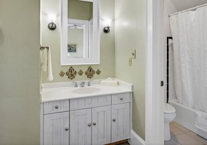 Tranquil House Inn - Downtown Waterfront Manteo - 1 King Large Premium Room 33