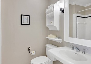 Tranquil House Inn - Downtown Waterfront Manteo - 1 King Premium Room 21