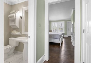 Tranquil House Inn - Downtown Waterfront Manteo - 1 King Premium Room 21