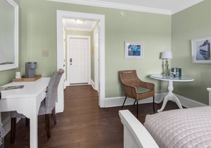 Tranquil House Inn - Downtown Waterfront Manteo - 1 King Standard Room 26