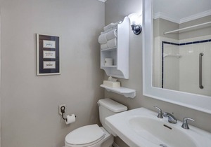 Tranquil House Inn - Downtown Waterfront Manteo - 1 King Standard Room 26