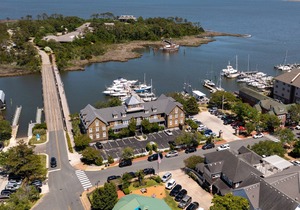 Tranquil House Inn - Downtown Waterfront Manteo - 1 King Standard Room 26