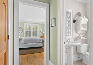Tranquil House Inn - Downtown Waterfront Manteo - 1 Queen premium Rm 12