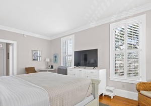 Tranquil House Inn - Downtown Waterfront Manteo - 1 Queen Premium Rm 13
