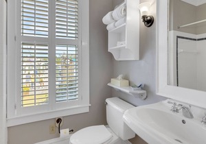 Tranquil House Inn - Downtown Waterfront Manteo - 1 Queen Premium Rm 13