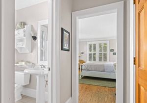 Tranquil House Inn - Downtown Waterfront Manteo - 1 Queen Premium Rm 13