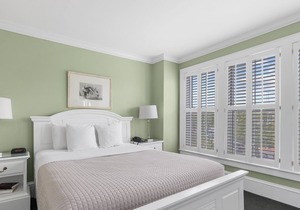 Tranquil House Inn - Downtown Waterfront Manteo - 1 Queen Suite Premium Rm 31