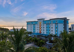 Tranquil One-Bedroom Suite w/Private Balcony & Gorgeous Marina Views