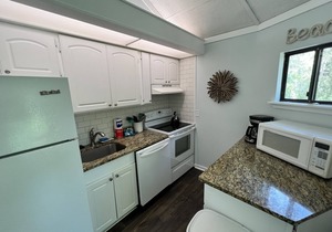 Tranquil Two-Bed Bungalow in Sea Pines – Walk to the Beach & Pool, Pet Friendly