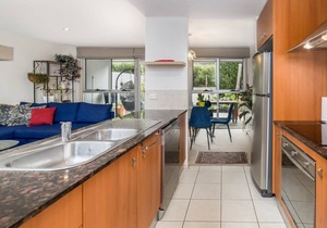Trendy Braddon 1-Bed Apartment with Lush Courtyard