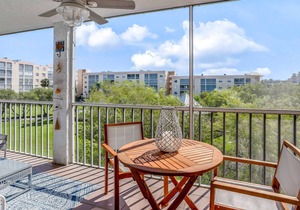 Trendy condo w/ shared pool, central AC, and high-speed WiFi - snowbirds welcome