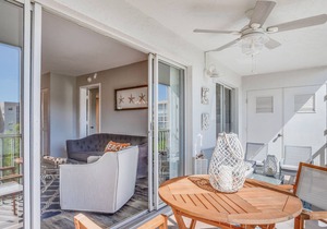 Trendy condo w/ shared pool, central AC, and high-speed WiFi - snowbirds welcome