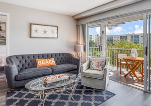 Trendy condo w/ shared pool, central AC, and high-speed WiFi - snowbirds welcome