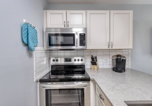 Trendy condo with full kitchen, shared pool, and easy beach access