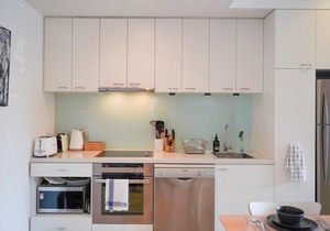 Trendy Modern 2BD Apartment Close to Beach & City