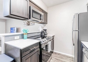 Trendy SoCo 1BR suite w/pool, king bed, fast WiFi
