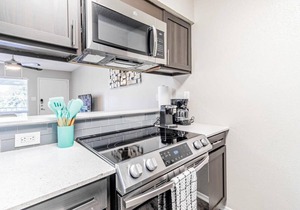 Trendy SoCo 1BR suite w/pool, king bed, fast WiFi
