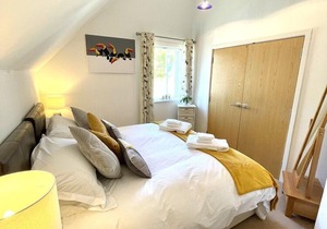 Trewhiddle Villa 12 - a trewhiddle that sleeps 7 guests in 4 bedrooms