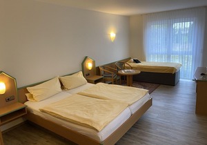 Triple Room Shower / WC - Hotel Garni Am Brunnenplatz