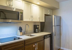 Tropical 1BD vacation condo in beautiful resort setting with pool amenities to enjoy