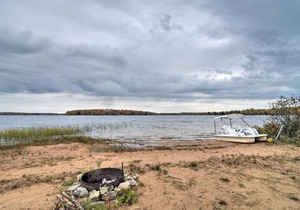 Trout Lake Ranch Cottage 10 Acres with Beach Access