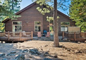 Truckee Escape with Hot Tub Near Ski Resorts
