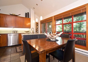 True Mountain Retreat. Quiet + Private. Professionally Managed + Cleaned