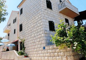 Two bedroom apartment with balcony and sea view Sutivan, Brač (A-17537-b)