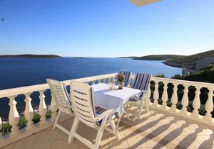 Two bedroom apartment near beach Milna, Vis (A-8944-a)