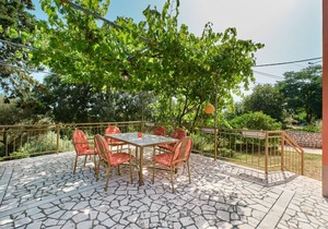 Two bedroom apartment with terrace Ćunski, Lošinj (A-7867-b)