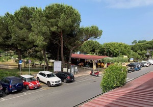 Two bedroom apartment with verandah, 100m from the beach. Free WiFi.
