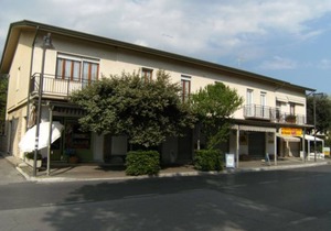 Two bedroom apartment with verandah, 100m from the beach. Free WiFi.