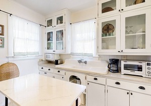Two Hawaiian cottages with Diamond Head views - walk to Waikiki