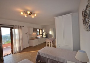 Two semi-detached houses in the immediate vicinity, for a total of three apartments on a 5-acre lot.