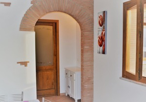 Two semi-detached houses in the immediate vicinity, for a total of three apartments on a 5-acre lot.