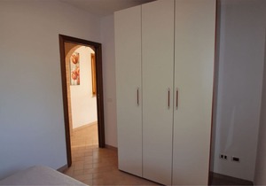 Two semi-detached houses in the immediate vicinity, for a total of three apartments on a 5-acre lot.