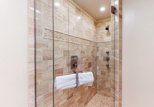 Two-story family-friendly retreat w/mountain views, balcony, gas grill, & more