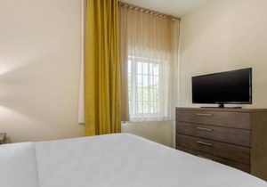 Ultimate Beach Escape! 2 Great Units, Free Parking, Outdoor Pool, Pets Allowed