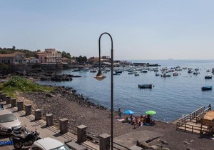 Un tuffo nella baia di Capomulini