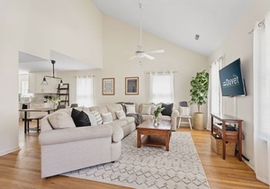 Updated 3 BD/ 2.5BA Downtown CHS