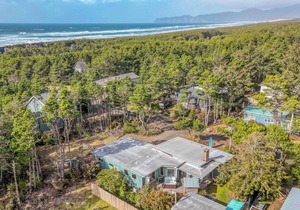 Updates Galore, Queen Suite, Pool Table, Hot Tub, Near Beach in Tierra del Mar!