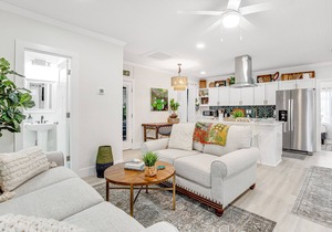 Upper Level of a Duplex with Two Decks, Lovely Interior & Free WiFi