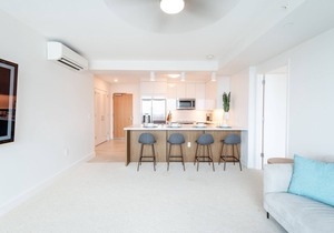 Upscale 2 bedroom with parking in Ala Moana