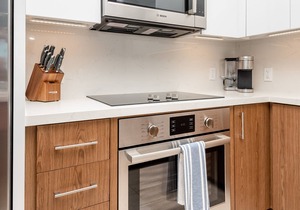 Upscale 2 bedroom with parking in Ala Moana