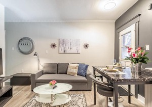 Upscale 2BR Apt w King Bed & Netflix