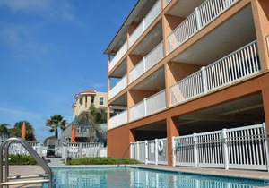 Upscale condo with Gulf views, WiFi, private W/D - minutes from beach