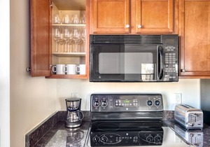 Upscale Logan Circle 2BR w/Gym, W/D & Pool, walk to bars, by Blueground